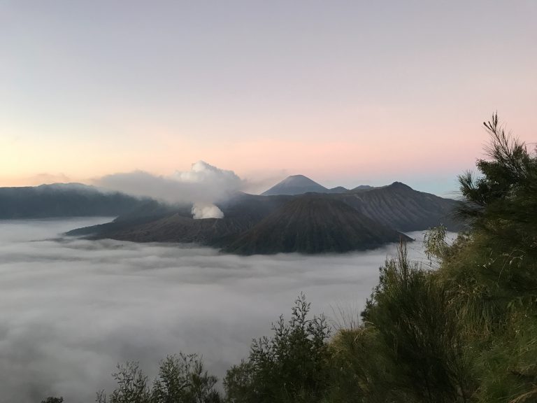 Uitzicht op de Bromo vulkaan in Indonesië tijdens zonsopkomst