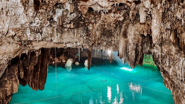 Cenote met stalactieten en felblauw water Xcanahaltun in Mexico